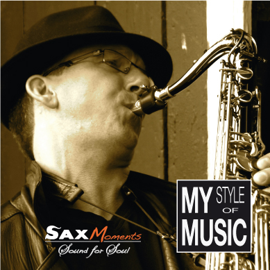 Portraits-Aufnahme von Saxophonist Heiko Frehse, spielend am Scheunentor.